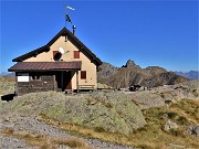 54 Il bel Rif. Benigni (2222 m) con vista sul monte Valletto (2372 m)